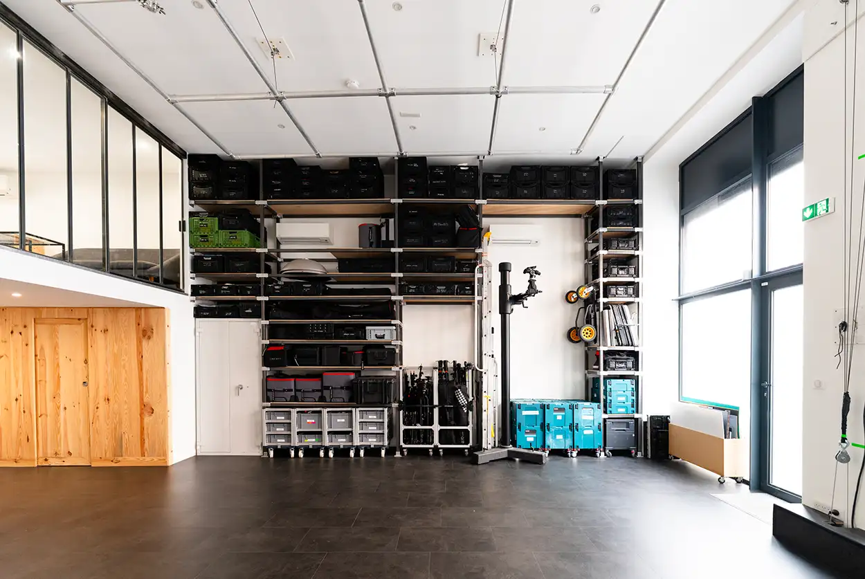 Rangement matériel photo vidéo en studio, boîtes de transport et mezzanine HMC Greystone Studio Lyon