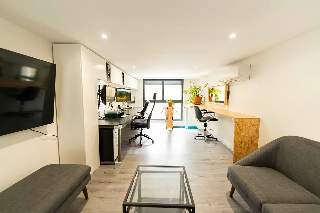 Loge HMC mezzanine Greystone Studio, poste retouche, miroirs makeup lumière du jour et canapés