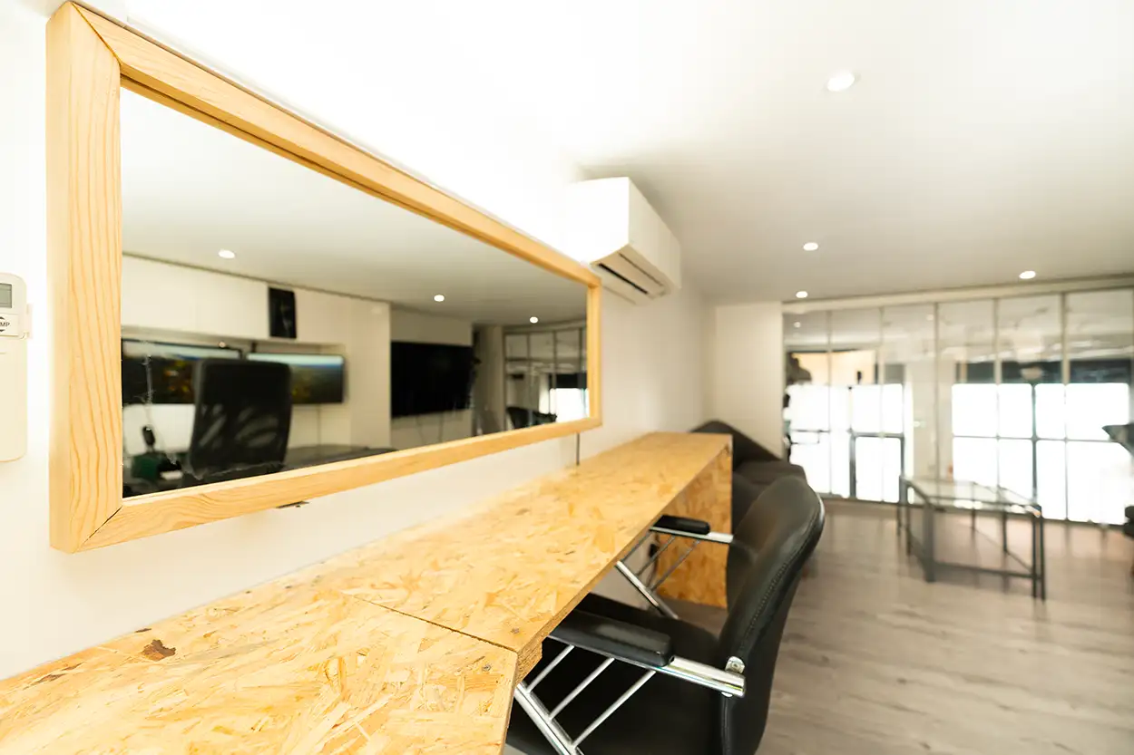 Loge HMC de Greystone Studio à Villeurbanne — espace habillage maquillage coiffure sur mezzanine avec portants, éclairage calibré et steamer professionnel