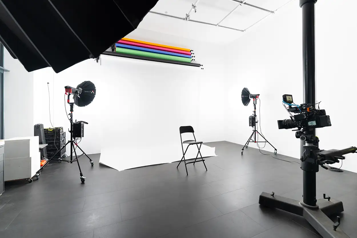 Plateau de Greystone Studio à Villeurbanne avec fond motorisé déployé, éclairage professionnel et grill métallique apparent en hauteur, studio photo Lyon