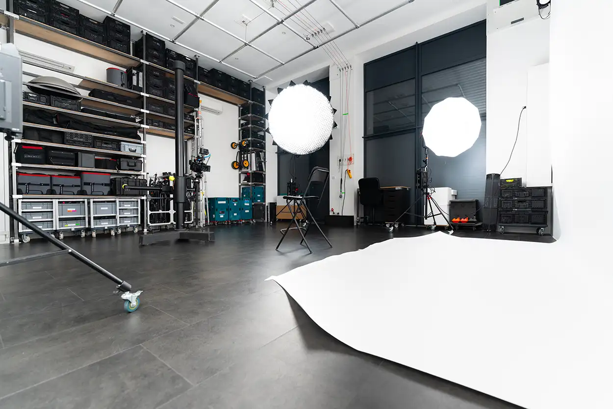 Vue générale plateau 52 m² Greystone Studio, softboxes Aputure, fond blanc et fonds papier colorés