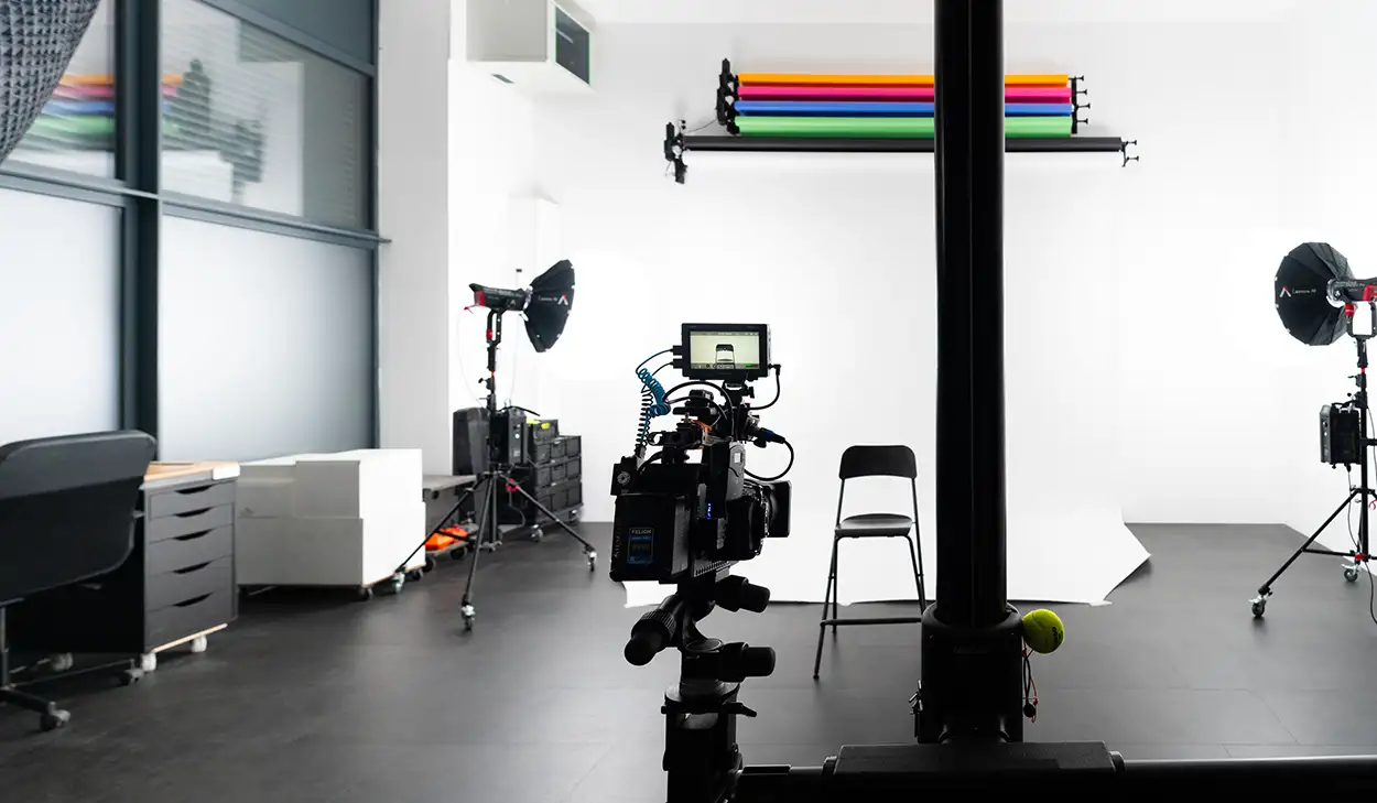 Caméra cinéma Sony en cage sur plateau Greystone Studio, moniteur externe et fonds colorés