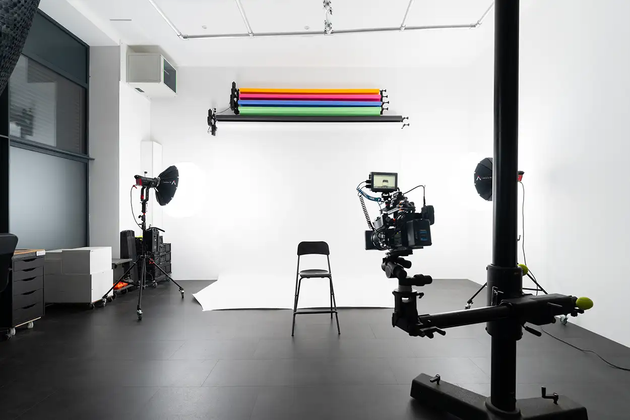 Plateau tournage vidéo Greystone Studio, caméra cinéma, fond blanc motorisé et LED Aputure