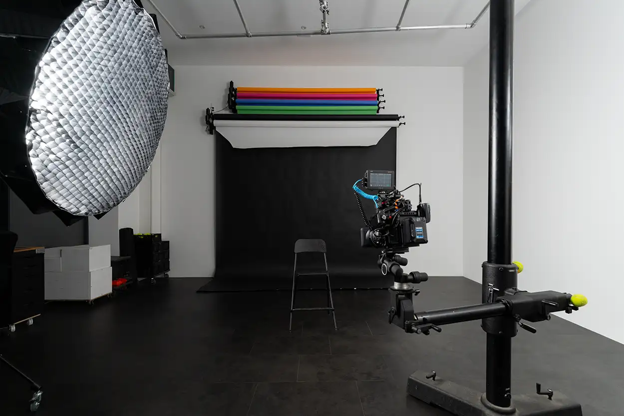 Plateau Greystone Studio fond noir motorisé déroulé, caméra cinéma sur trépied et grande softbox