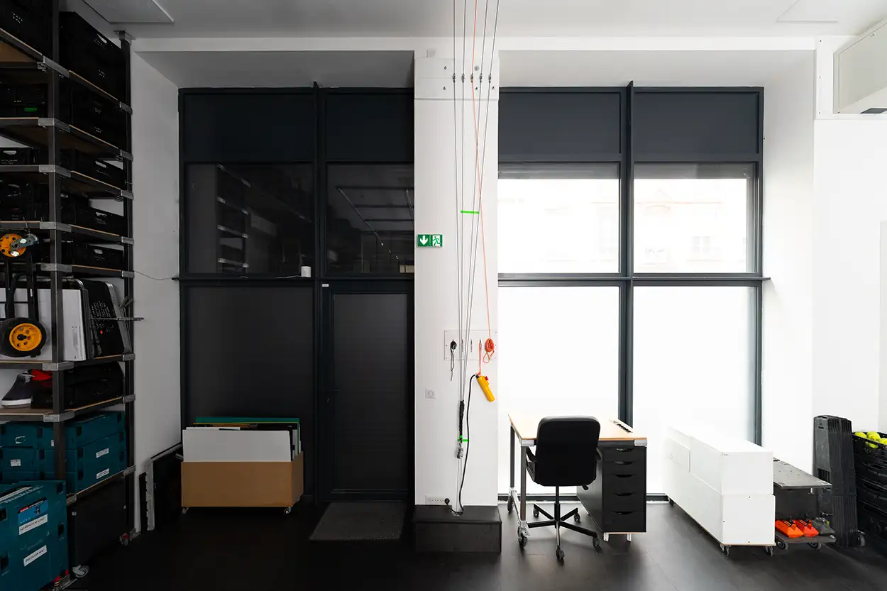 Plateau de Greystone Studio en configuration noir intégral, volets motorisés fermés, obscurité totale sur le plateau photo et vidéo à Villeurbanne Lyon