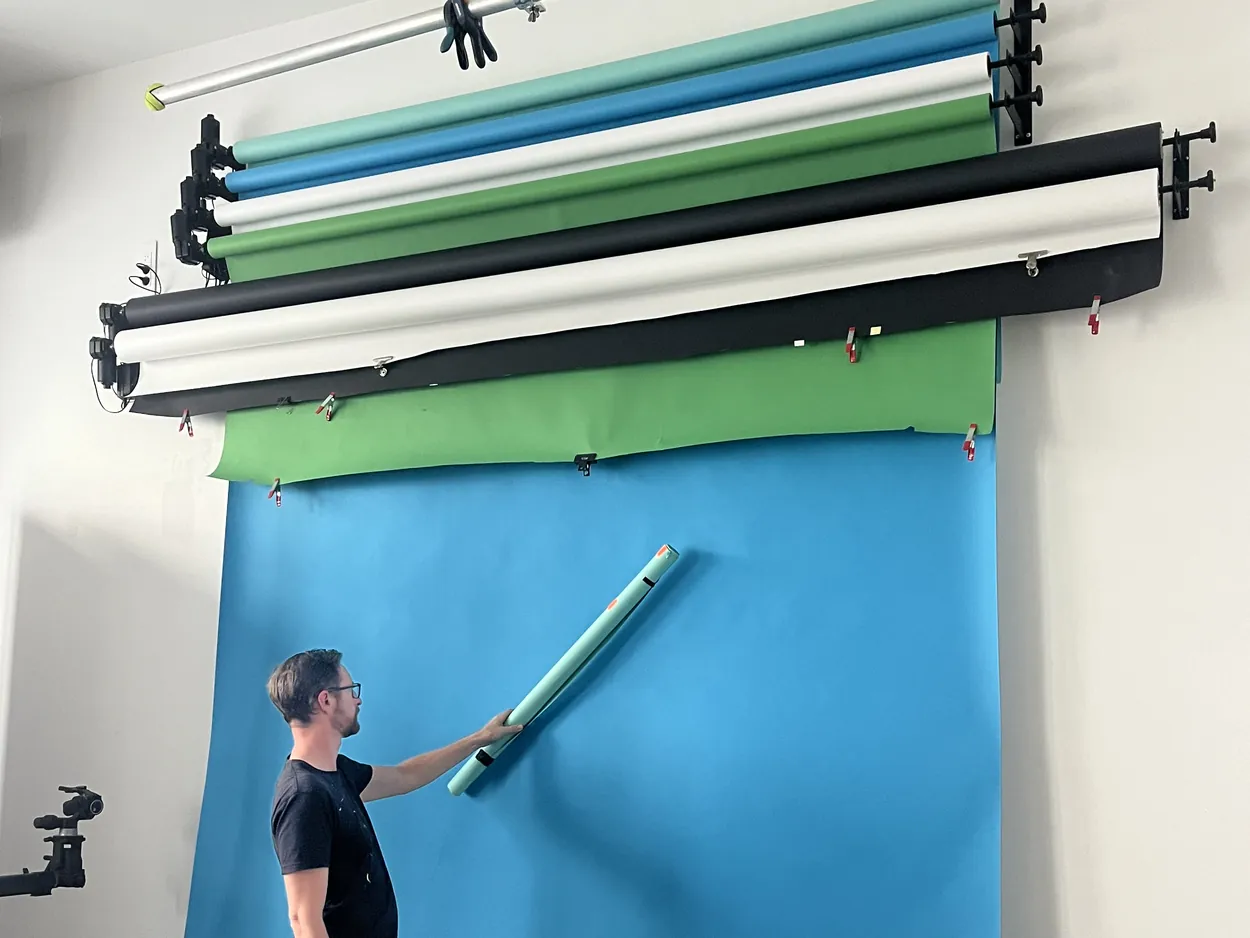 Système de fonds motorisés avec rouleaux vert, bleu, blanc et noir déployés sur le plateau, Greystone Studio, location de studio photo et vidéo à Villeurbanne Lyon