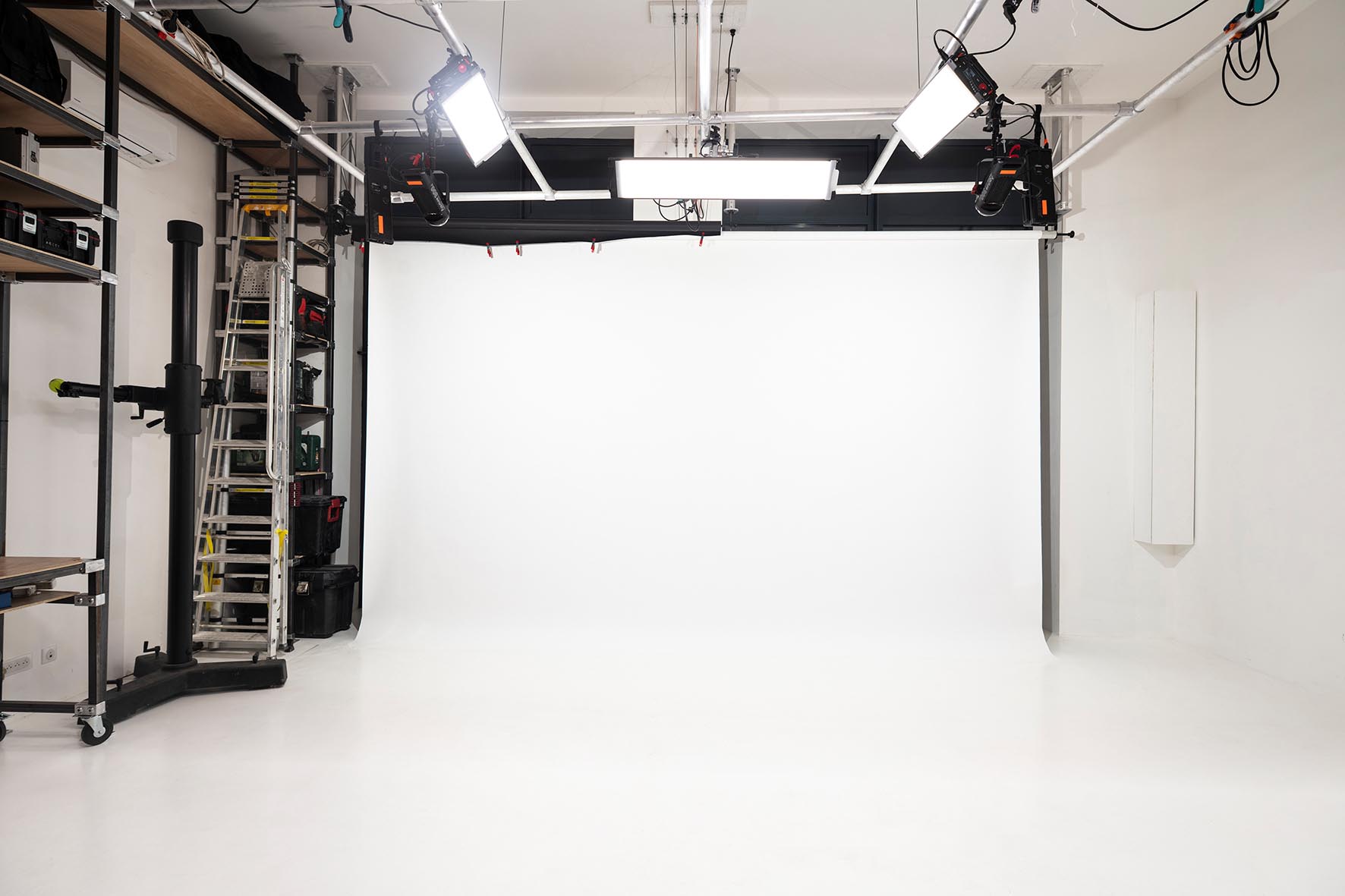 plateau de tournage en lumière artificielle éclairée en led avec des sl1 de dmg lumière et des LS300 aputure
