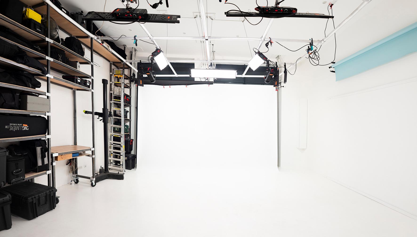 studio de prise de vue en lumière artificielle éclairée en led lumière du jour