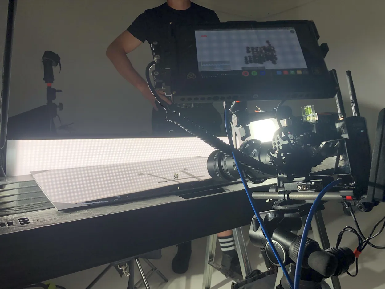 Installation de prise de vue packshot sur table, caméra au-dessus du plan de travail et retour vidéo, Greystone Studio Villeurbanne Lyon