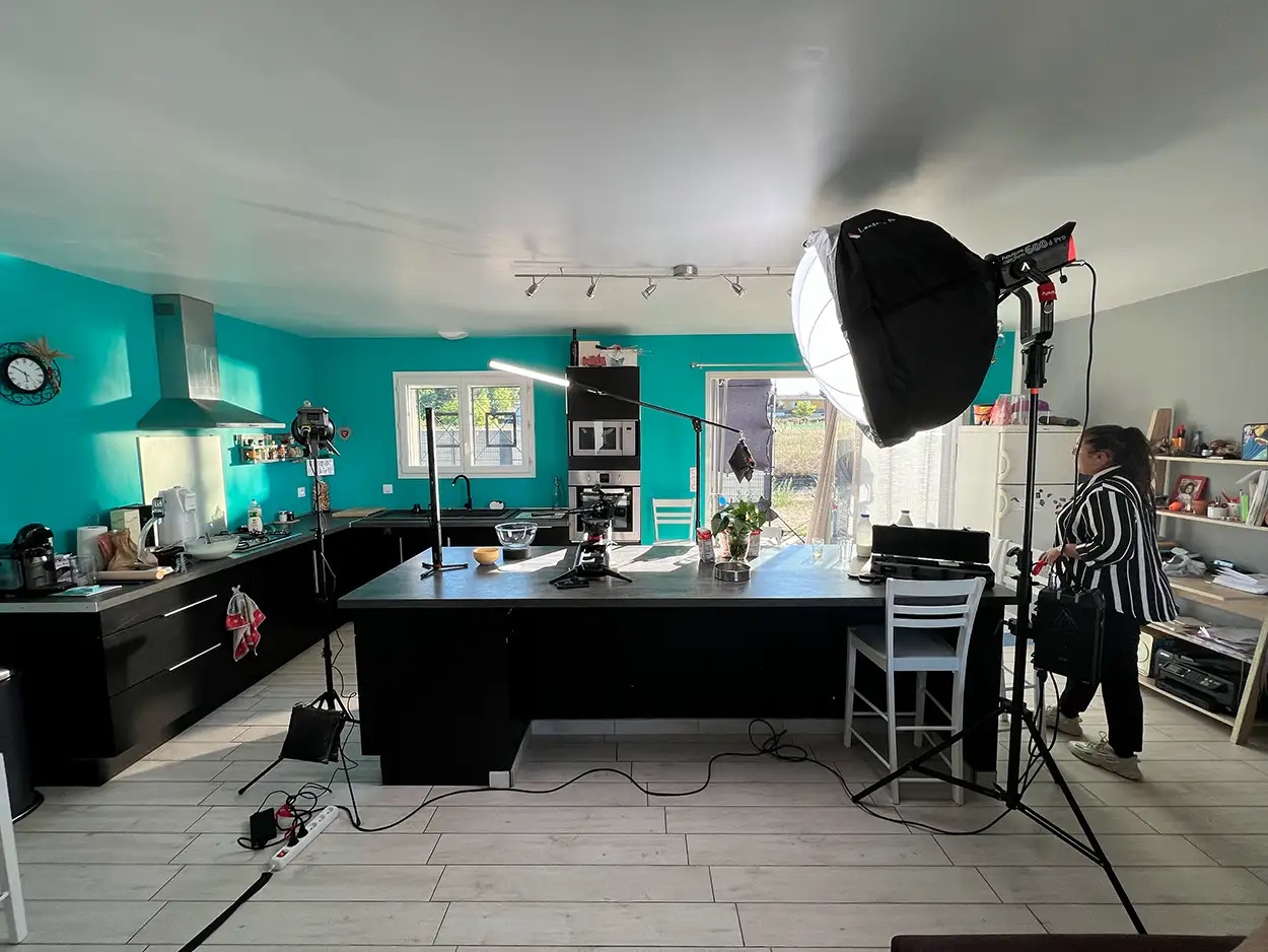 Setup shooting photo produit en cuisine avec éclairage professionnel Aputure et bras articulé, tournage e-commerce hors studio