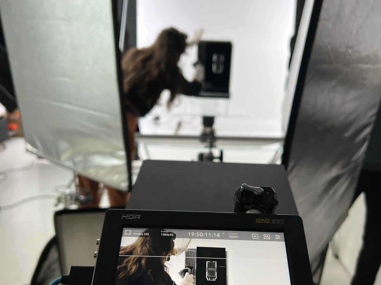 Installation de portrait en studio : grand diffuseur, sources lumineuses et retour vidéo autour du sujet, Greystone Studio Villeurbanne Lyon