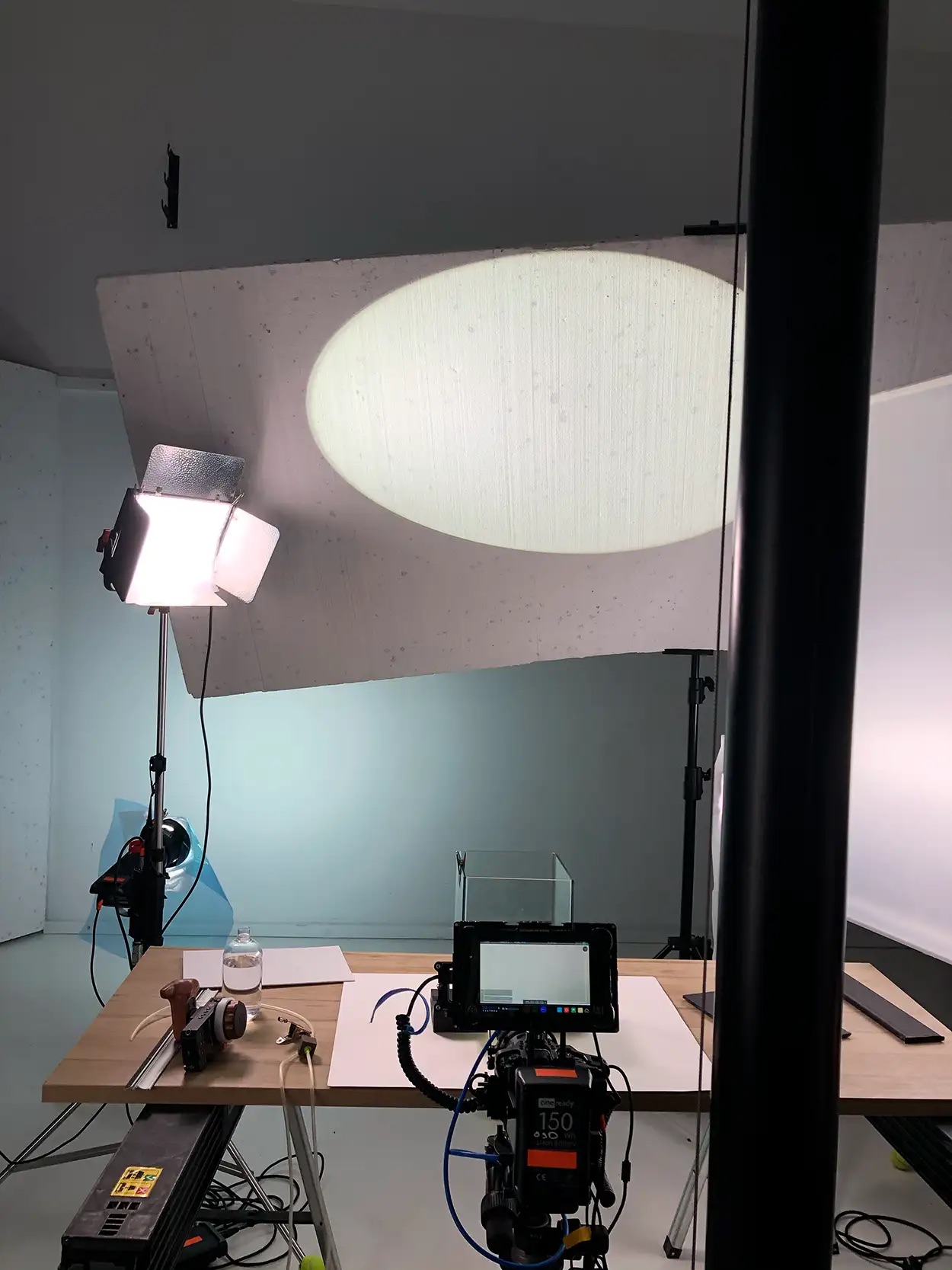 Setup still life en studio avec caméra, panneau LED, grand diffuseur blanc et fond teal, table de prise de vue avec accessoires, Greystone Studio Villeurbanne Lyon