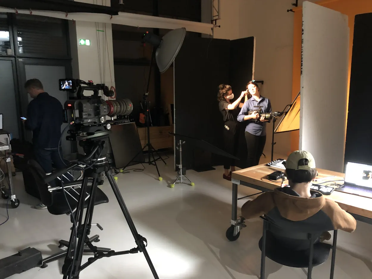 Équipe en cours de tournage sur le plateau, caméra sur pied et sources lumineuses installées, Greystone Studio Villeurbanne Lyon