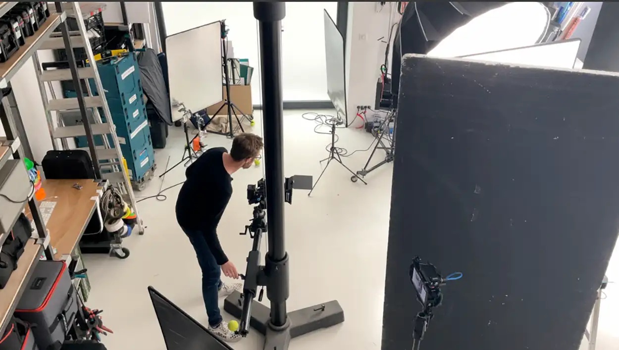 Vue aérienne du plateau, photographe réglant un bras articulé avec caméra, fonds blancs et softbox, Greystone Studio Lyon