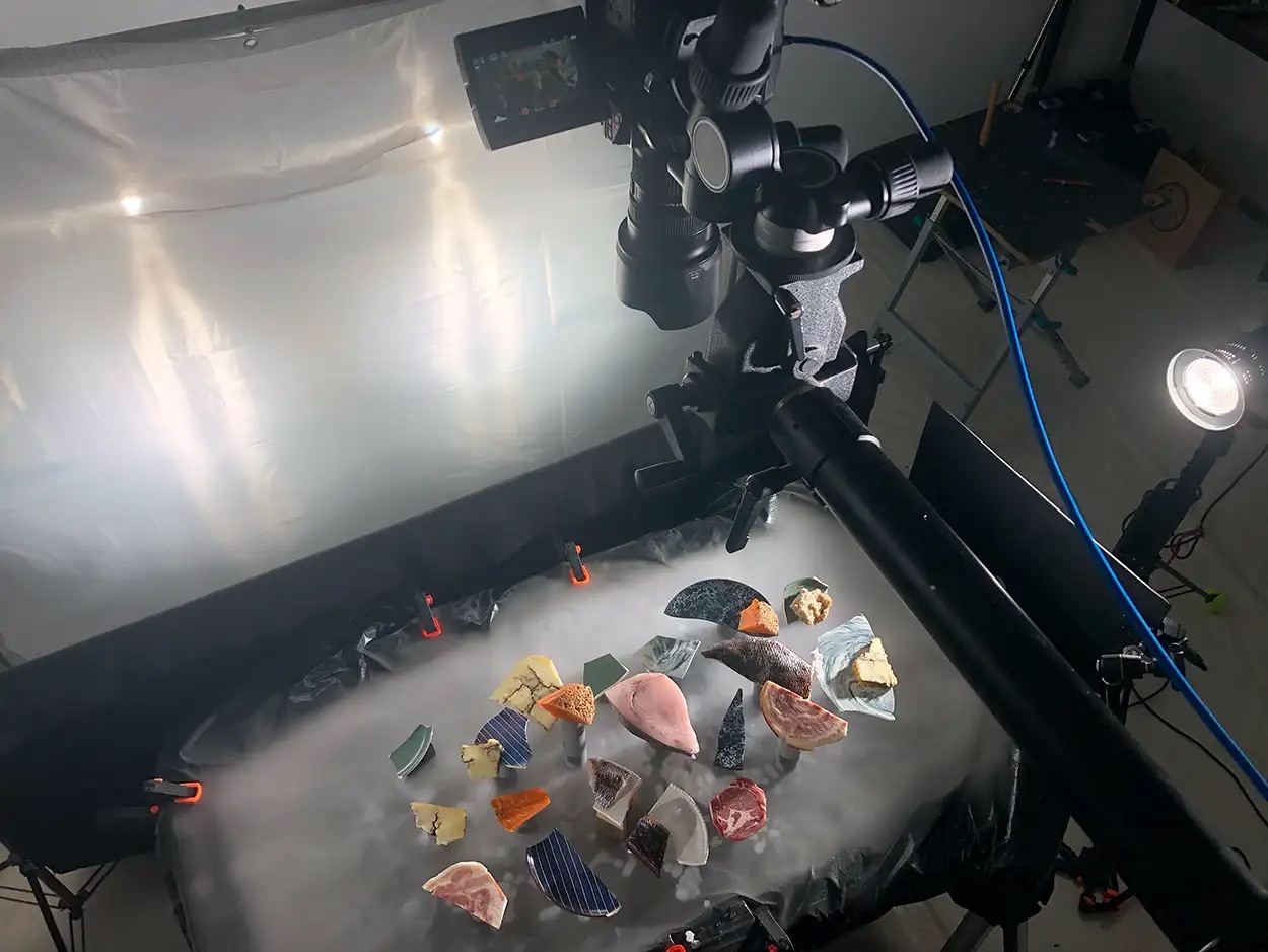 Vue aérienne caméra en bras articulé sur plateau food shooting avec produits alimentaires variés dans la brume, Greystone Studio Lyon