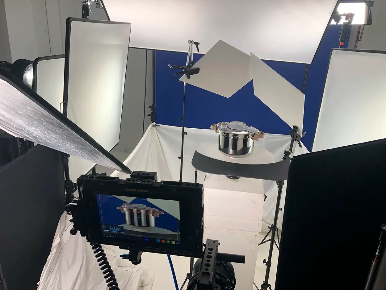 Packshot autocuiseur inox sur fond bleu et blanc, moniteur Shogun Inferno et multi-softbox, Greystone Studio Lyon