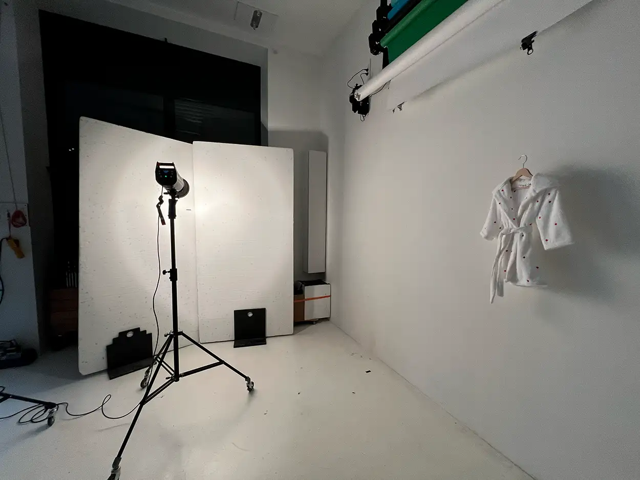 Setup shooting textile peignoir enfant suspendu sur fond blanc motorisé avec flash studio, Greystone Studio Lyon